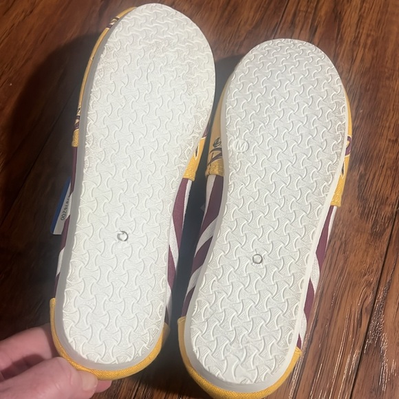 NWT NBA Cavs women's size M slip on shoes - Picture 4 of 5